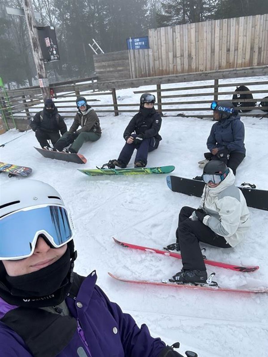 Lærere og elever som koser seg i Tryvann vinterpark