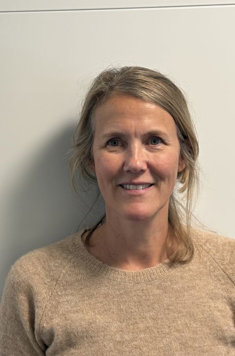 en person med blondt hår en person med blondt hår