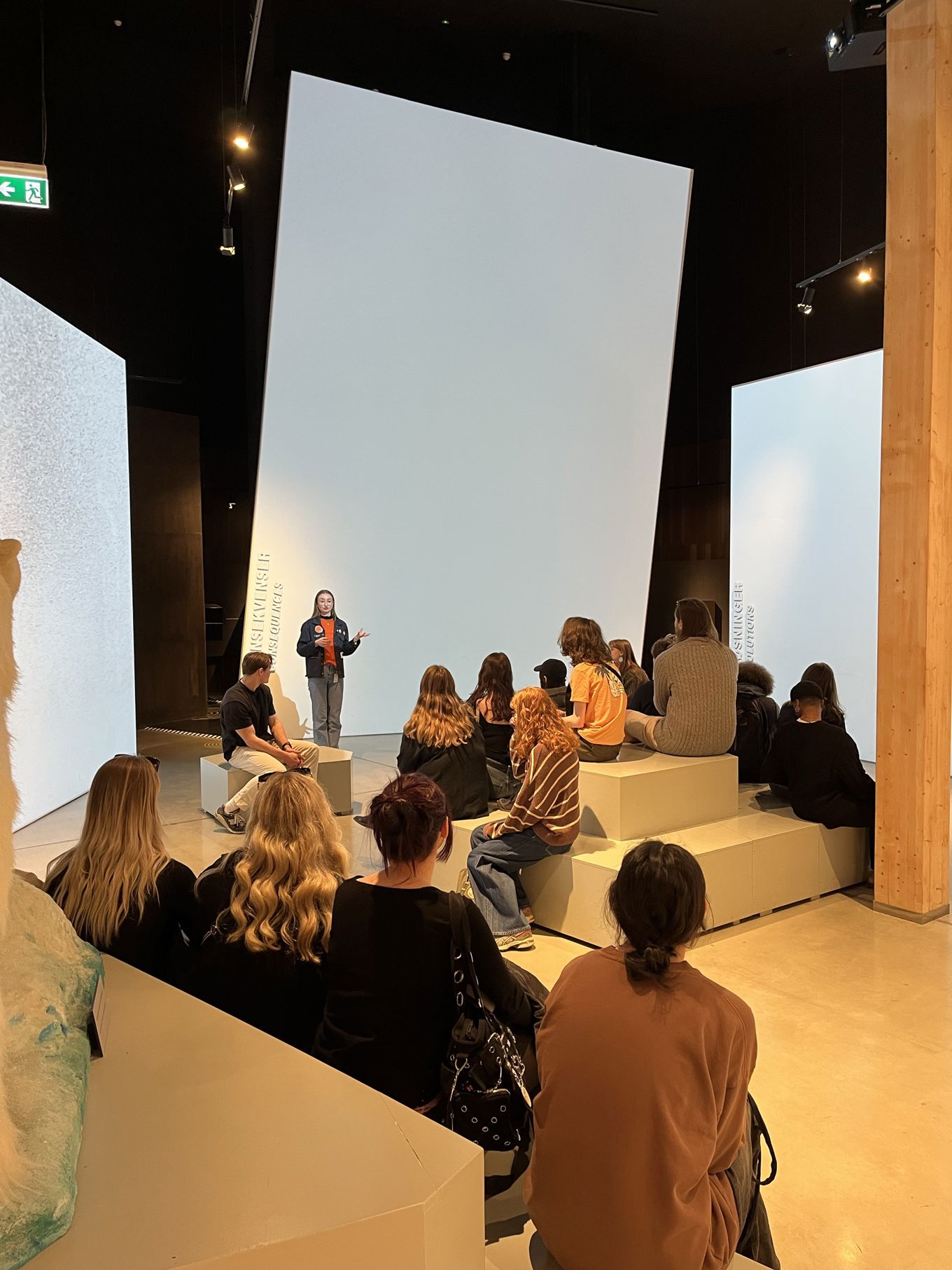 en person som holder en presentasjon for en gruppe mennesker