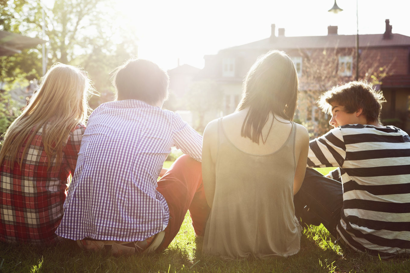 Foto: Gjeng med ungdom sitter i solen. Foto: NTB scanpix Gjeng med ungdom sitter i solen. Foto: NTB scanpix