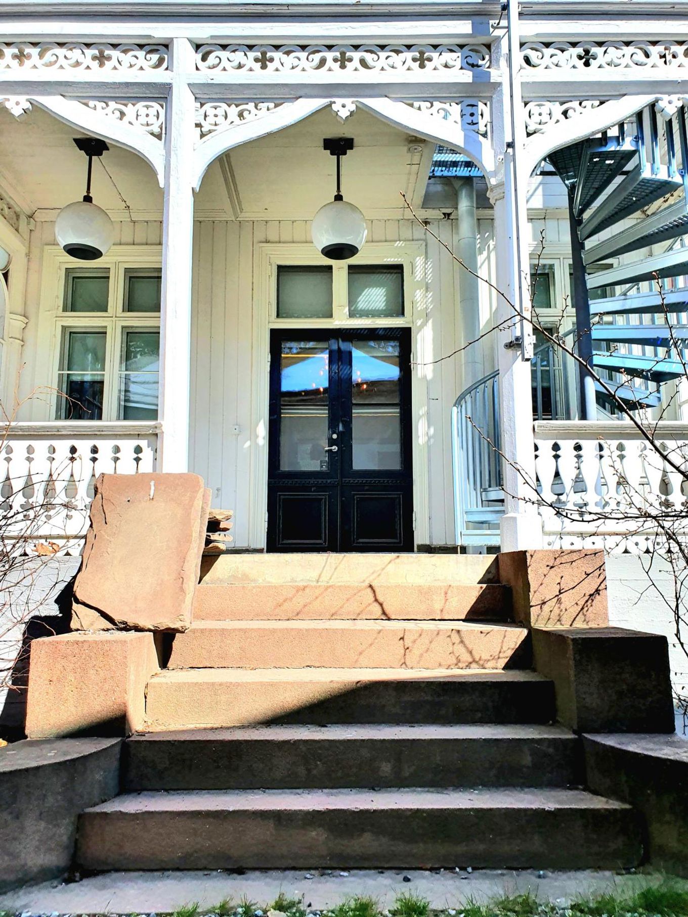 en bygning med en trapp og en dør