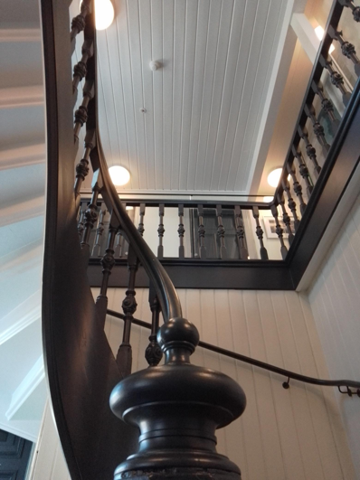 en svart lampe på en stolpe