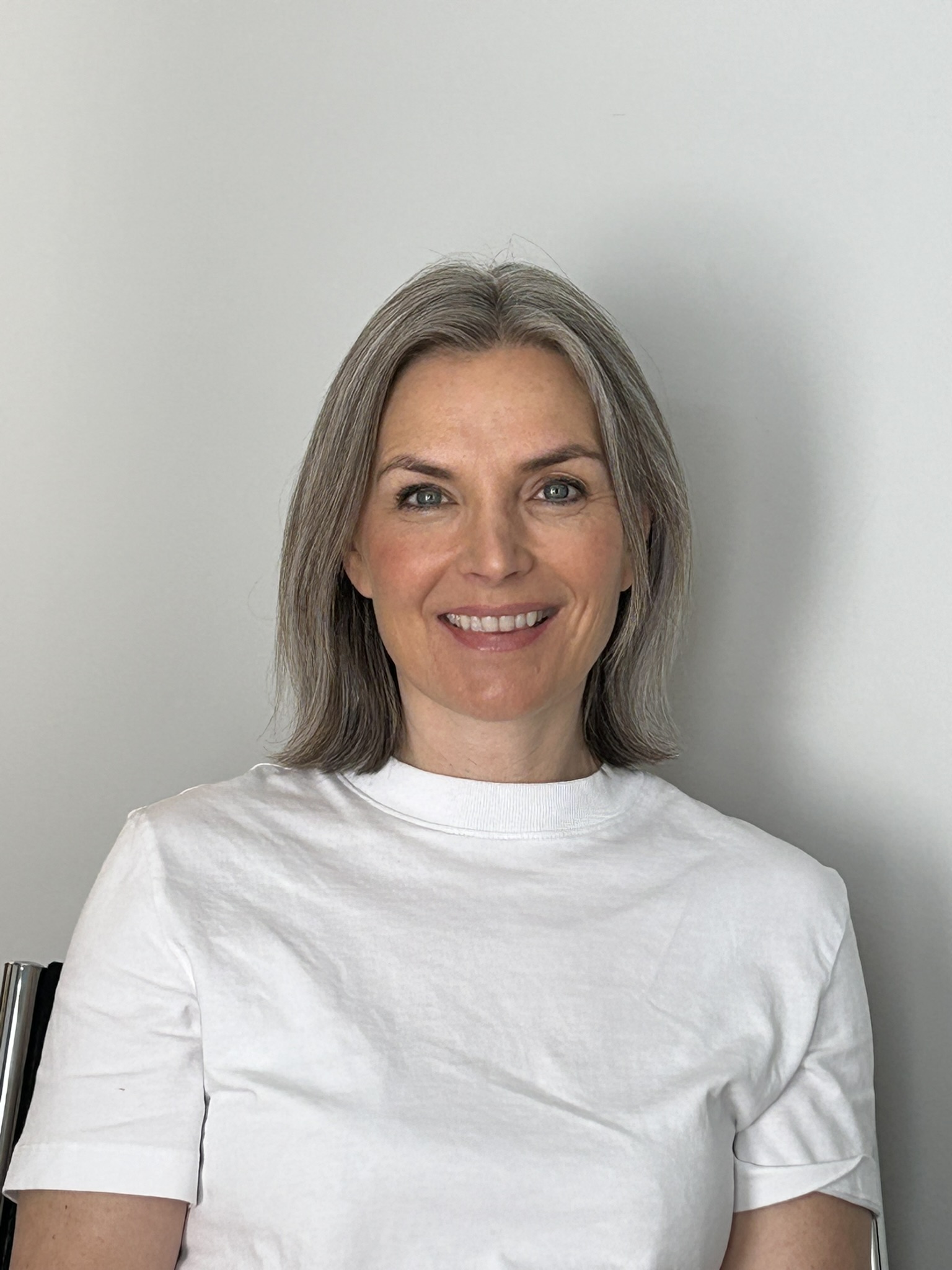 en person som smiler til kameraet