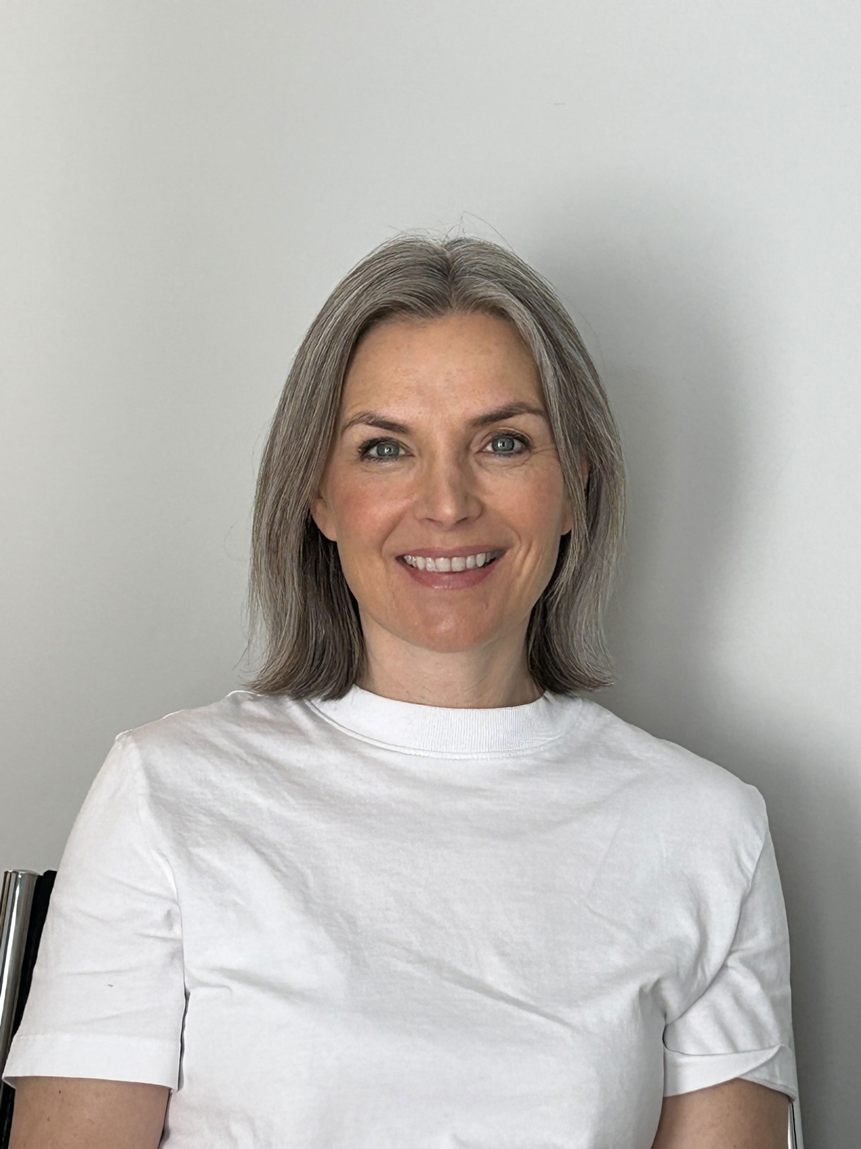 en person som smiler til kameraet