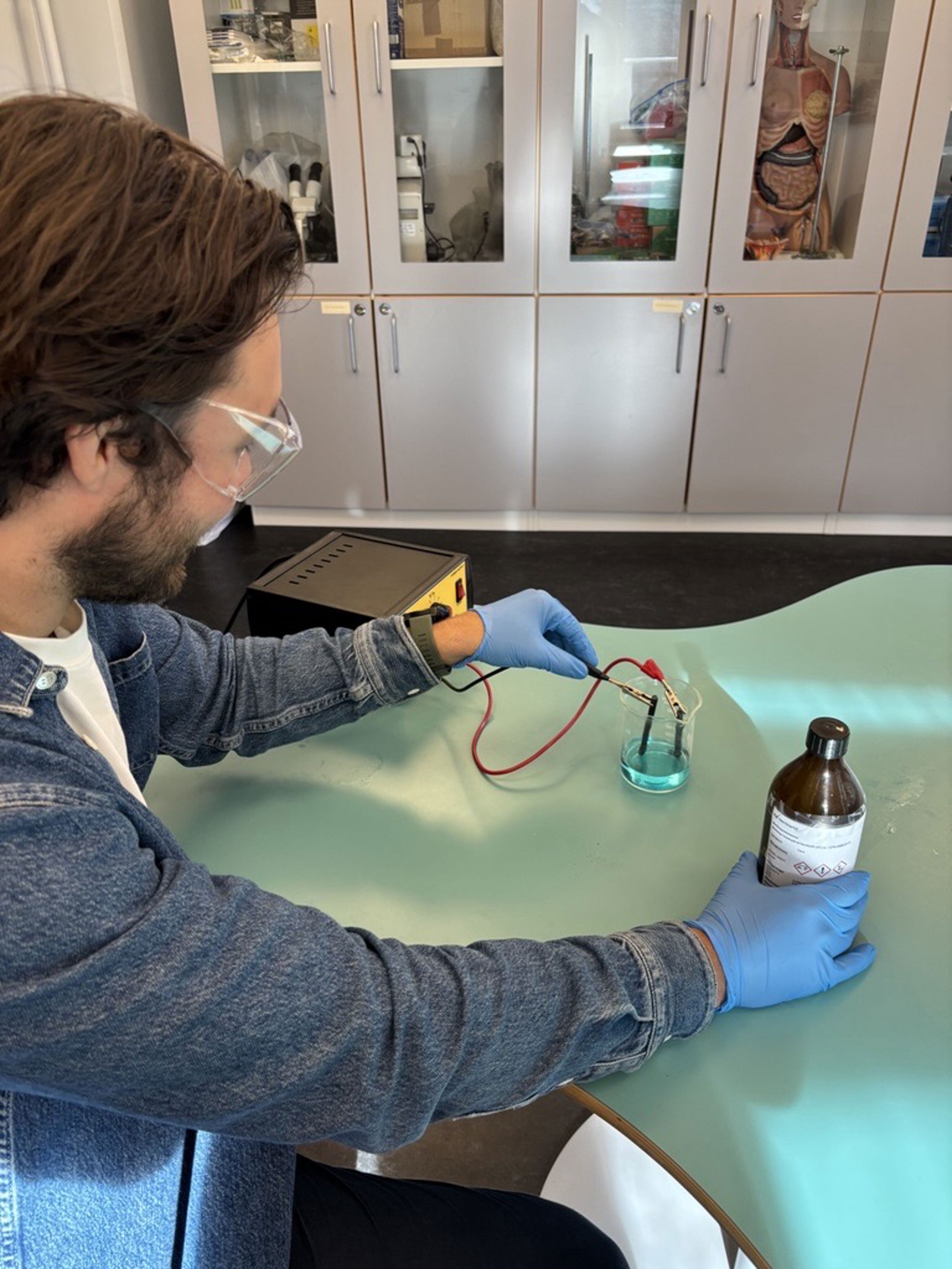 Lars gjennomfører forsøk på naturfagsrommet