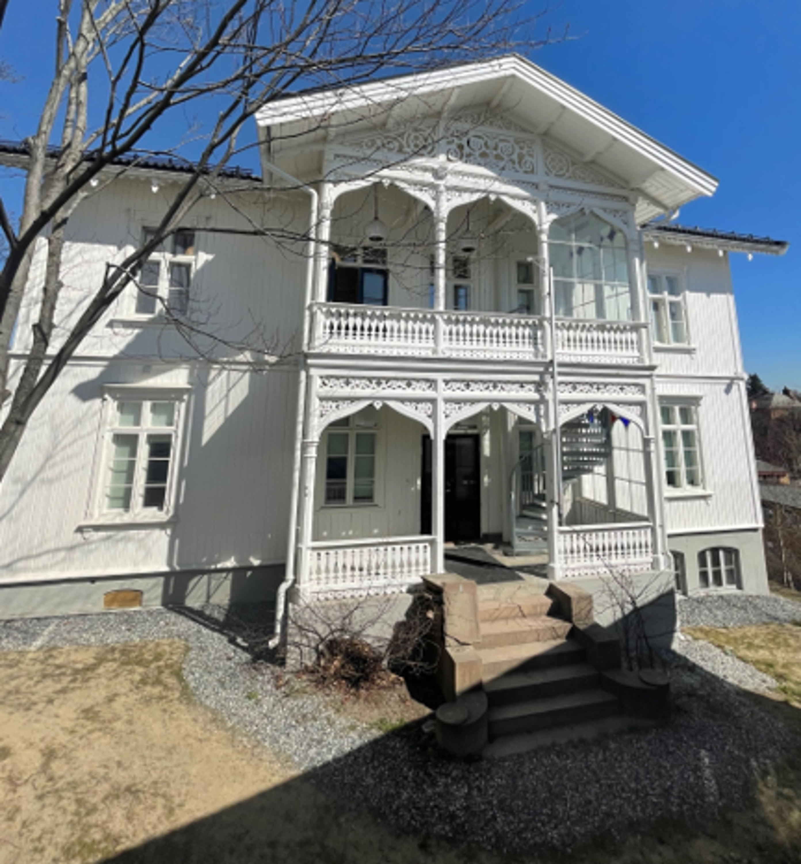 et hvitt hus med veranda