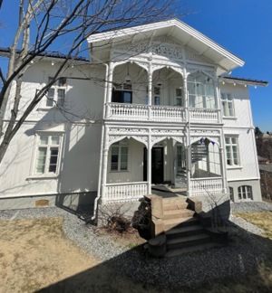et hvitt hus med veranda
